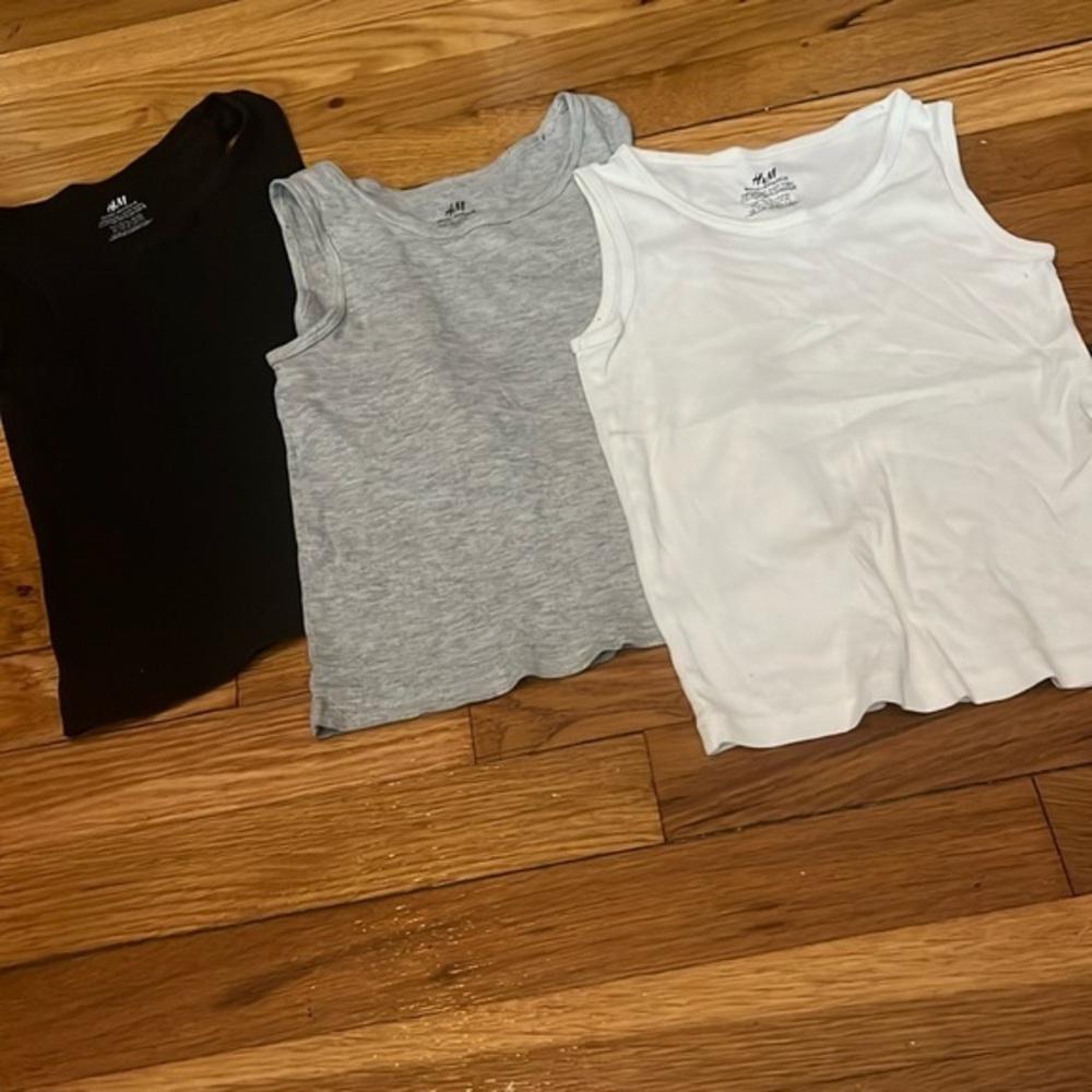 Boys H&M tank top bundle some signs of wear 4-6 years.